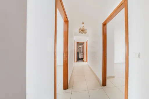 Apartamento T3 com garagem e varanda.