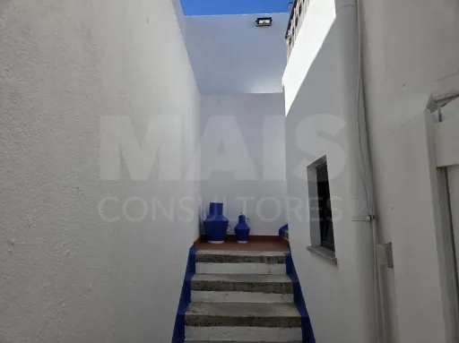 Prédio no Centro de Torres Novas com Jardim e Forte Potencial para constituição de Propriedade Horizontal com elevada rentabilidade de investimento
