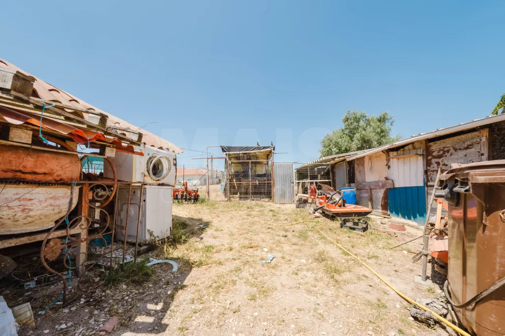 Moradia T2 em Alcanede, Santarém com Jardim e Terreno Urbano