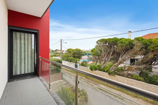 Deslumbrante Moradia T5 com Vista Mar, Piscina Privada e Excelente Exposição Solar