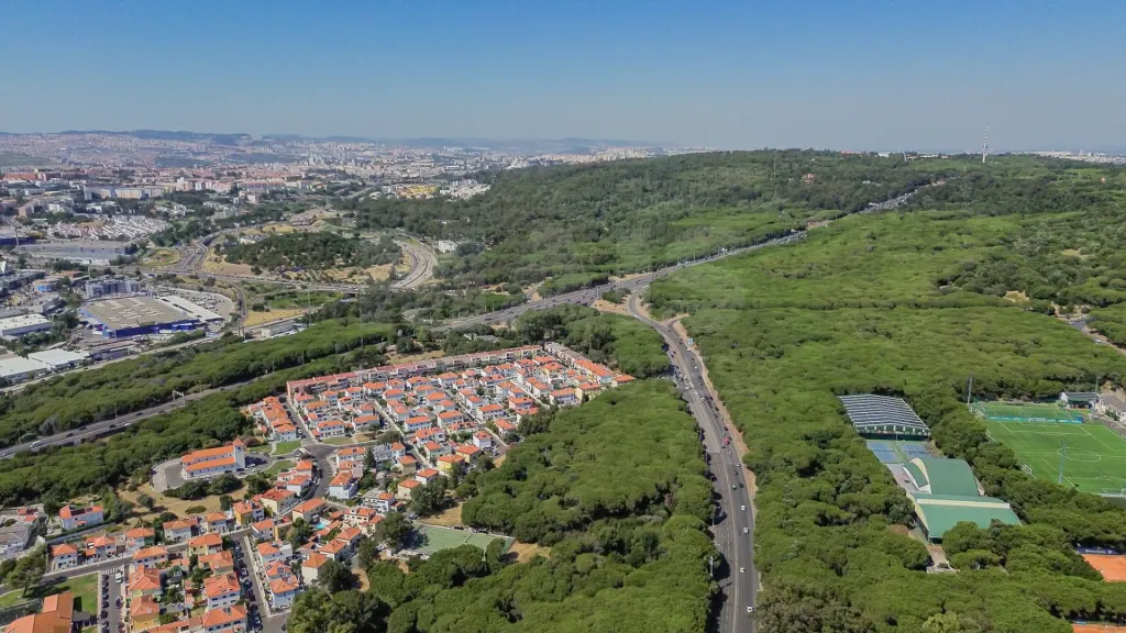 Oportunidade T4 Varandas, Estacionamento e Arrecadação no Restelo