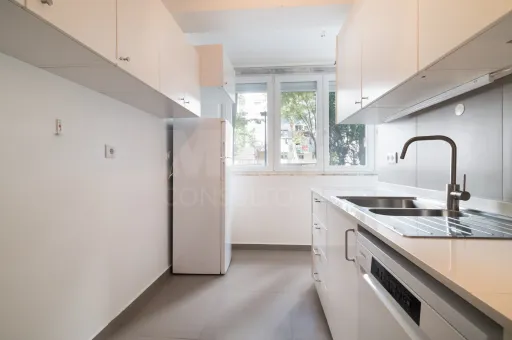 Refurbished 3-bedroom apartment in Benfica