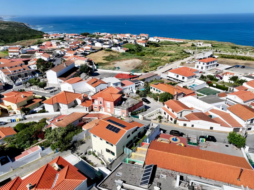 Ap. em Moradia T1+1, c/ Varanda, Vista Mar, Jacuzzi e Parqueamento !