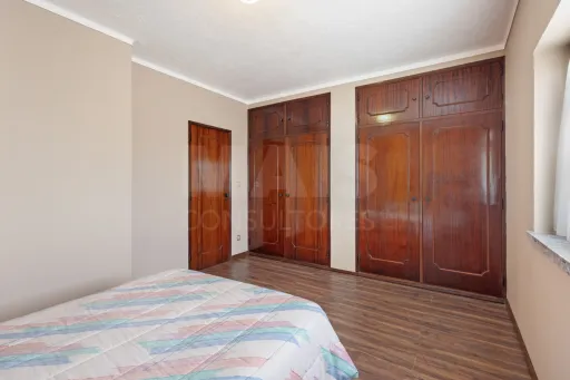 Moradia T4 com cave, garagem e quintal no centro de Peniche