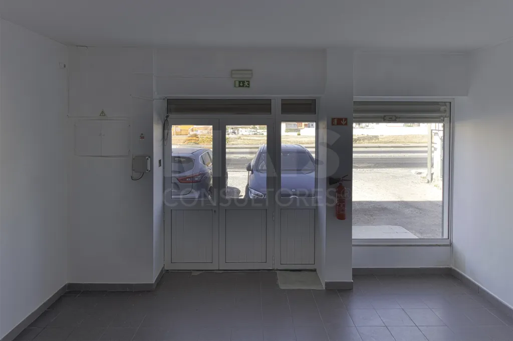 Espaço Comercial 115 m² na EN10 | Localização Premium e Máxima Visibilidade – Porto Alto