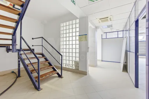 Loja e cave para serviços no centro de Alcobaça