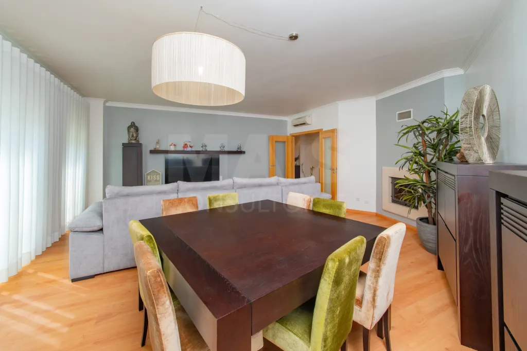 Apartamento T3 com parqueamento na Urbanização das Oliveirinhas em Samora Correia