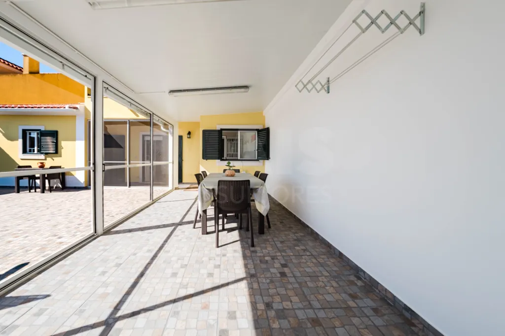 Moradia T3+1 pronta a habitar | Garagem fechada, pátio com churrasqueira e a 5 min das praias !
