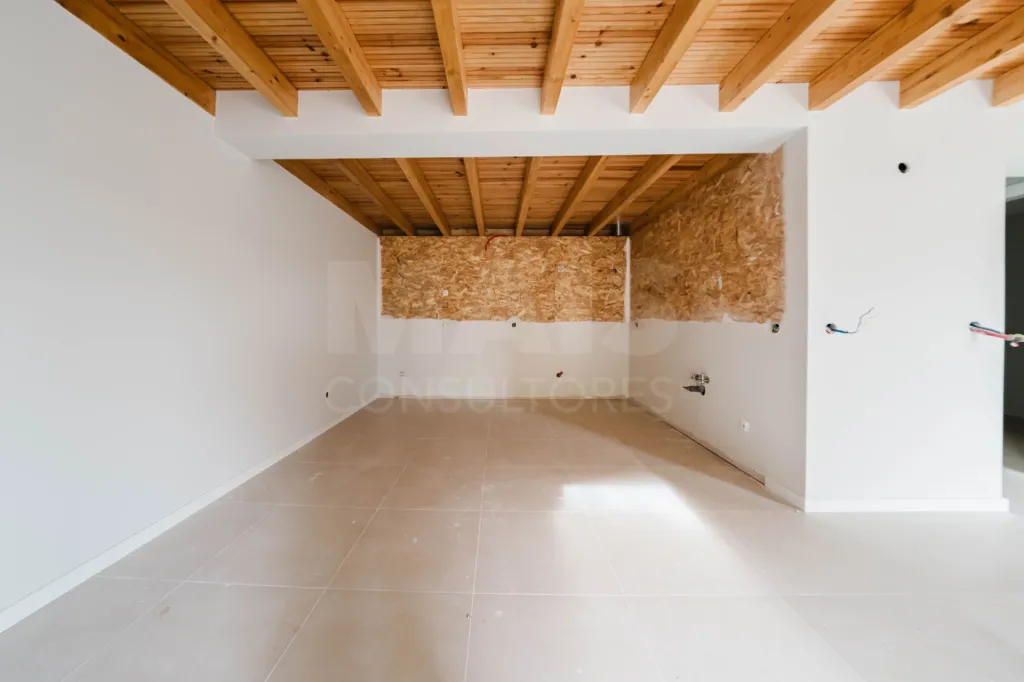 Moradia T3 Renovada C/ Logradouro e Anexos, São Bartolomeu, Lourinhã