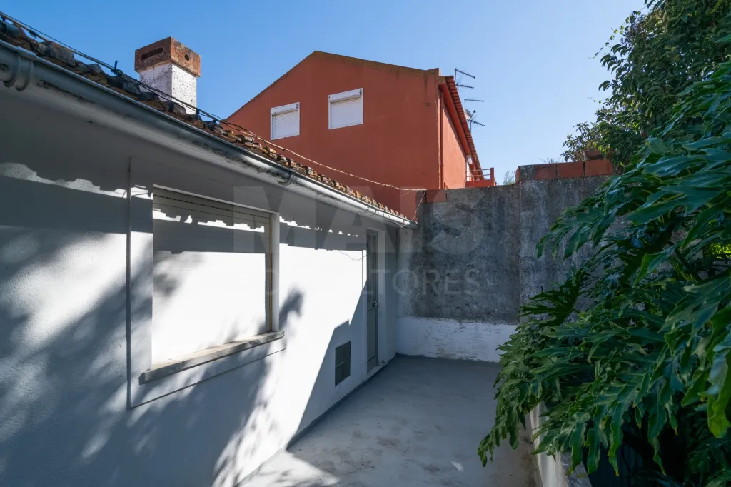 Duas Moradias com Terreno de 1.480 m² no centro da Lourinhã
