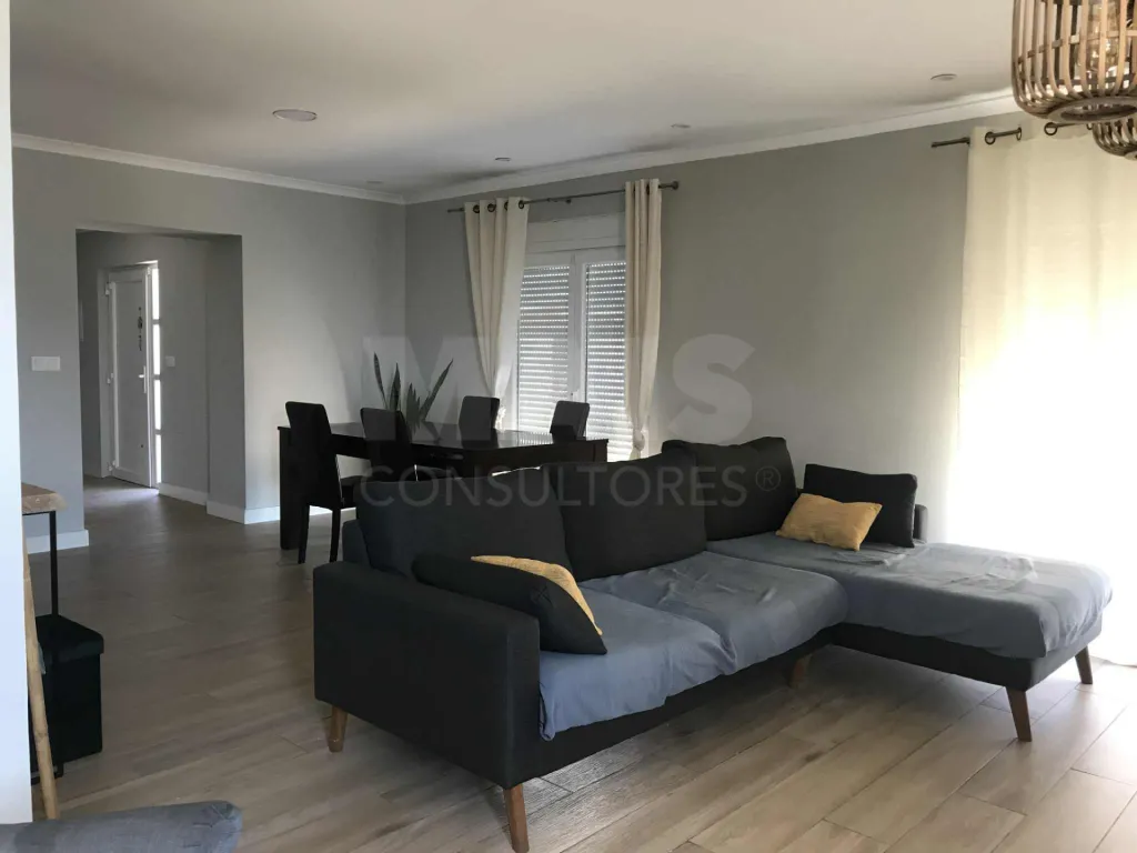 Quinta com moradia T4, piscina e anexos a 35 mint de Lisboa