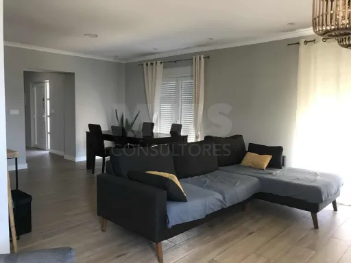Quinta com moradia T4, piscina e anexos a 35 mint de Lisboa