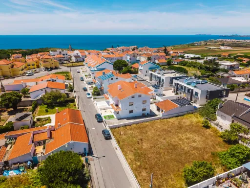 2-Bedroom Apartment with Private Backyards and Garage, 900 m from São Bernardino Beach