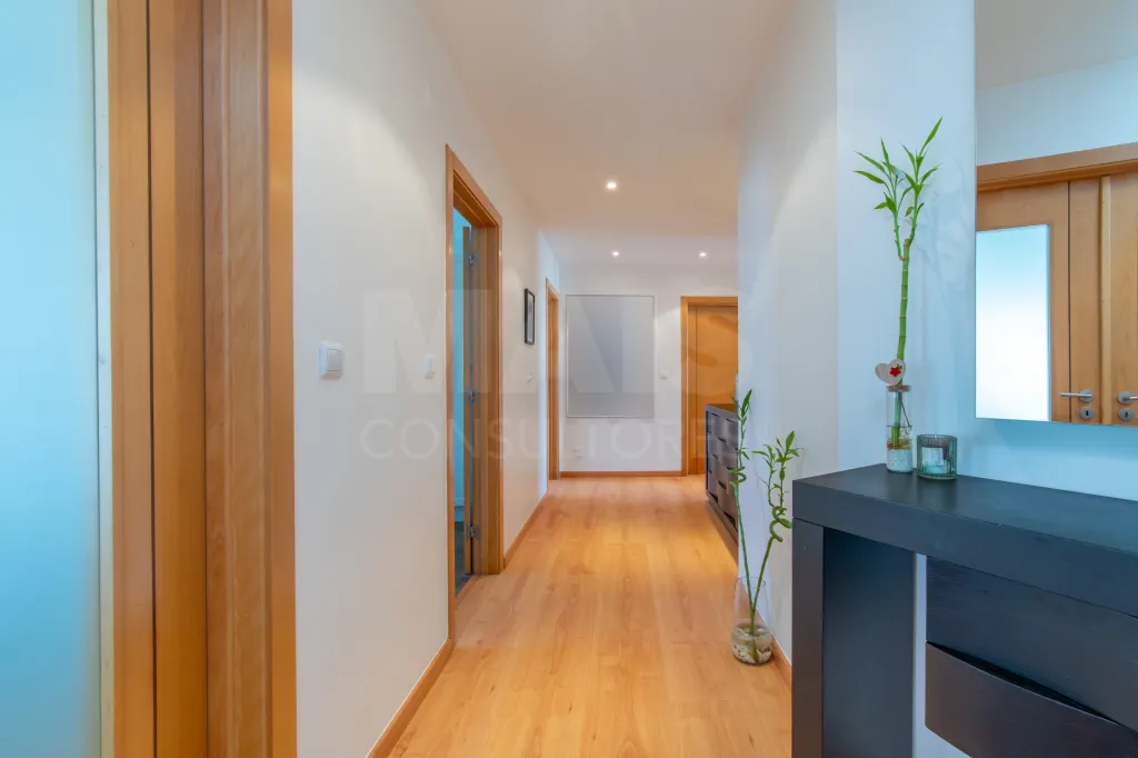 Apartamento T3 com parqueamento na Urbanização das Oliveirinhas em Samora Correia