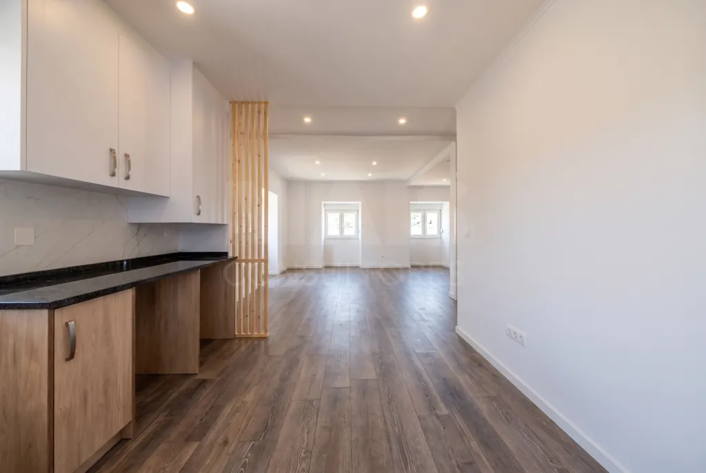 Moradia T2+1 totalmente remodelada com garagem e sótão em Alfeizerão