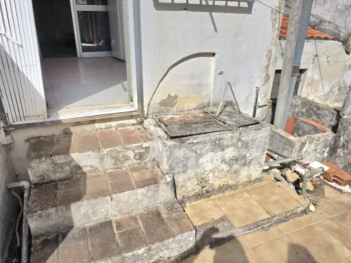 Moradia para recuperar com comercio, indústria, habitação e terreno com árvores de fruto