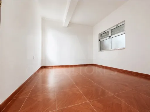 Moradia Bi Familiar inserida num lote de Terreno 1785 m2 em Canha