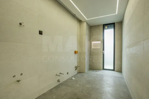 Magnifica moradia V4 Nova na Granja em Vialonga com piscina de água salgada