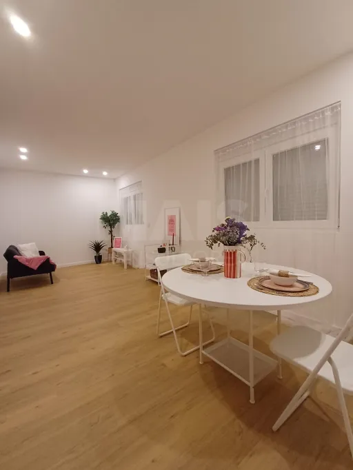 Oportunidade Única — T2 Renovado na Praça São João Batista