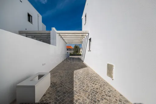 Moradia T3 (3 Suítes) com piscina e jardim - Salir do Porto