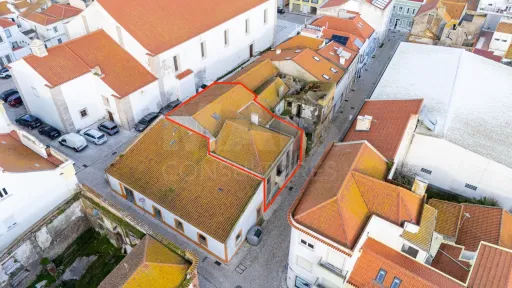 Dois prédios com 5 frações no centro de Peniche