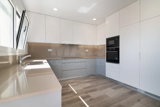 Moradia Geminada T4 + 1 com Piscina Famões
