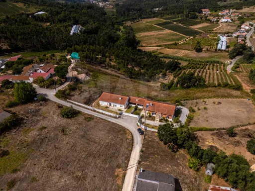 Moradia térrea T3 em lote 1002m2, jardim e garagem