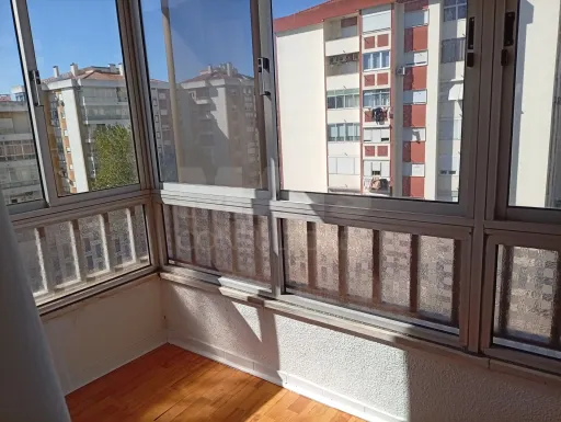 Apartamento com 4 assoalhadas e prédio com elevador