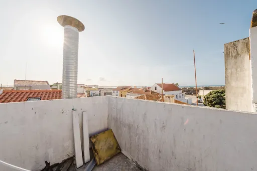 Prédio no centro de Peniche – com comércio e habitação, vista mar