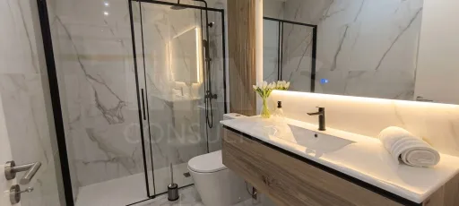 Moradia T3 em Santa Catarina | Mobilada e Decorada, com Terraço e Estacionamento