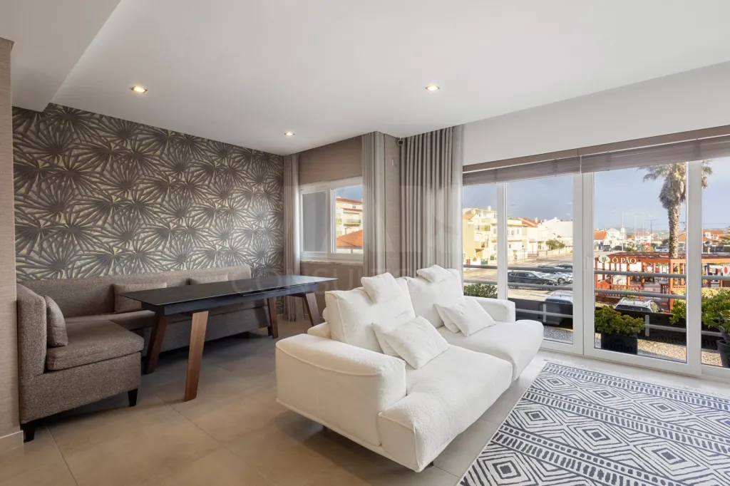 Apartamento T4 com terraço e vista mar na Praia da Areia Branca