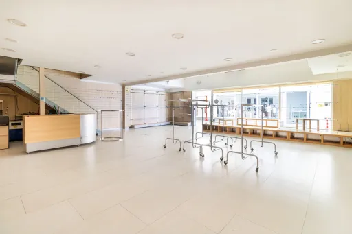 Store in Wholesale Center | Samora Correia