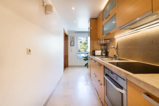 One-bedroom apartment with a terrace and garage in Linda a Velha