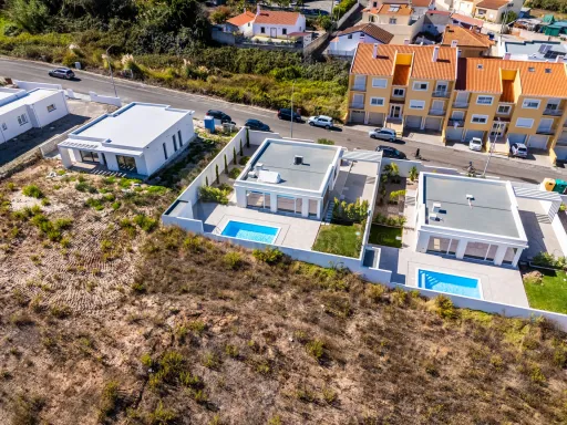 3 bedroom detached house with pool and garden !