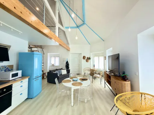 Moradia T1 renovada com mezanine e espaço exterior no centro histórico de Peniche