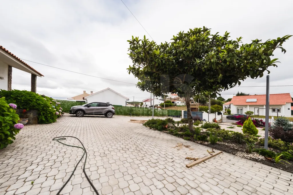 Moradia T3+2 com piscina e jardim a 8km de Caldas da Rainha