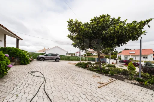 Moradia T3+2 com piscina e jardim a 8km de Caldas da Rainha