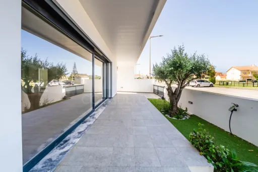 Moradia T3+2 Moderna com Vista Mar e Terraço Panorâmico