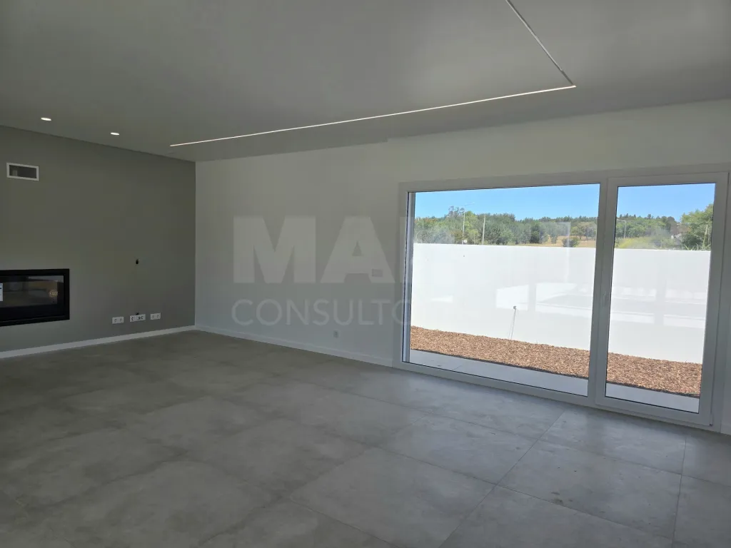 Moradia T4 térrea de luxo com piscina no Nadadouro