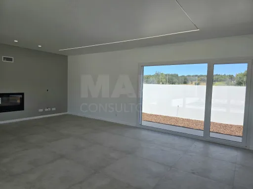 Moradia T4 térrea de luxo com piscina no Nadadouro