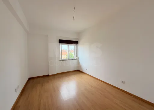 Prédio de Habitação e Comércio em Santa Iria de Azoia