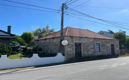 Moradia térrea em pedra pronta a habitar, próxima da praia de Vila Praia de Âncora
