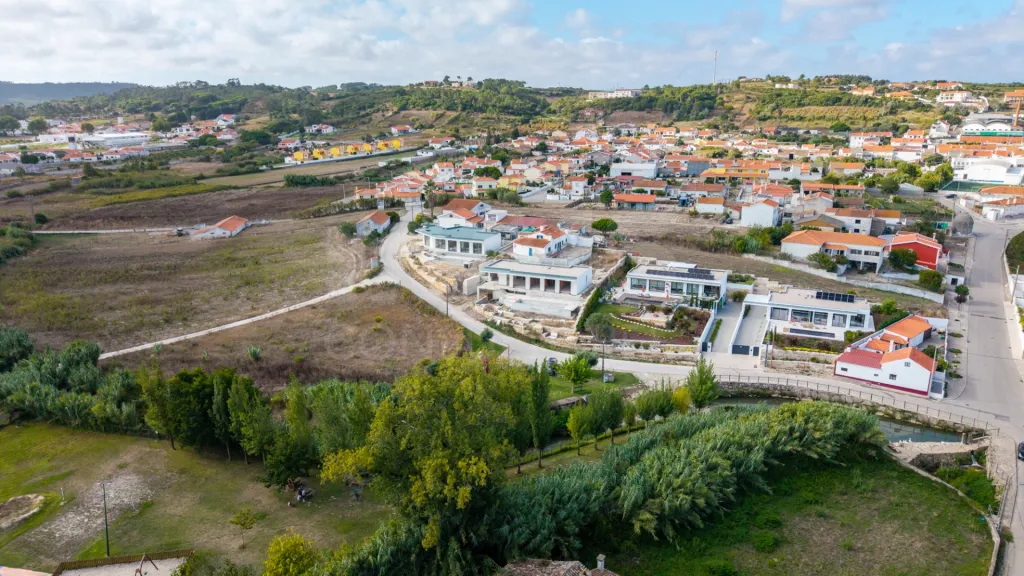 Moradia T4 com piscina em lote de 759m2 em Amoreira Óbidos