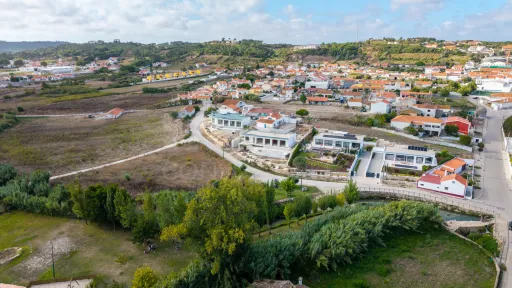 Moradia T4 com piscina em lote de 759m2 em Amoreira Óbidos