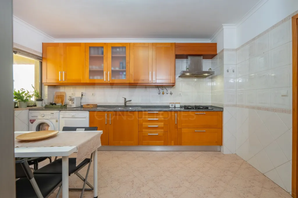 T2 com excelentes áreas, duas casas de banho e varandas em todas as divisões | Mina d'Água – Amadora