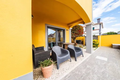 Moradia exclusiva com piscina aquecida, suite, garagem e jardim deslumbrante