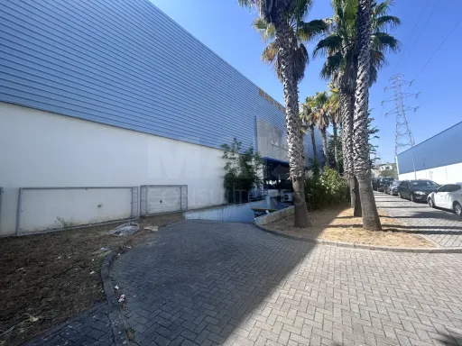Armazém com Potencial para Restauração