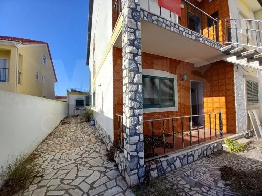 Moradia Bi Familiar com entradas independentes