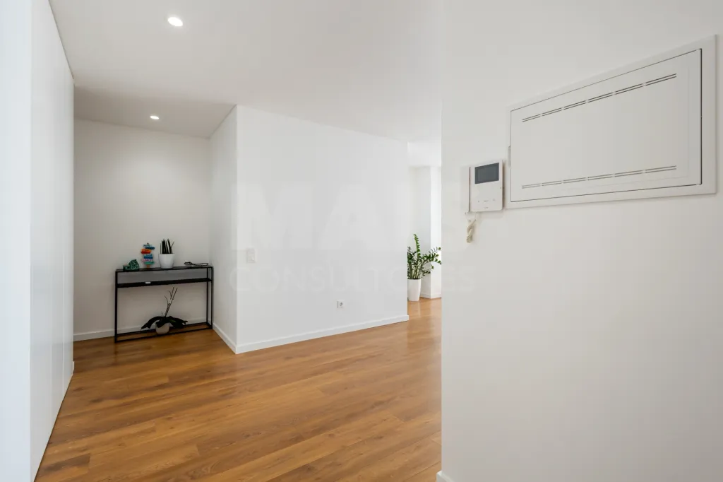 Apartamento T3 semi-novo vista mar com garagem