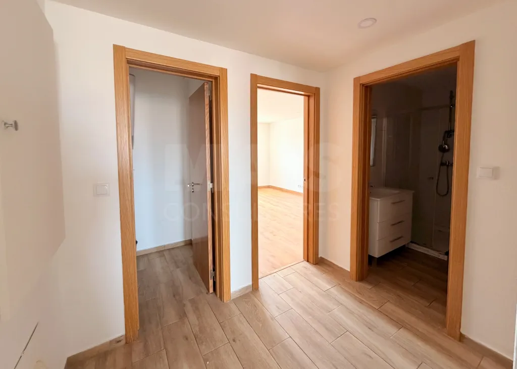Prédio de Habitação e Comércio em Santa Iria de Azoia